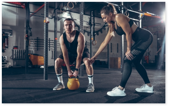 Travail au kettlebell à deux
