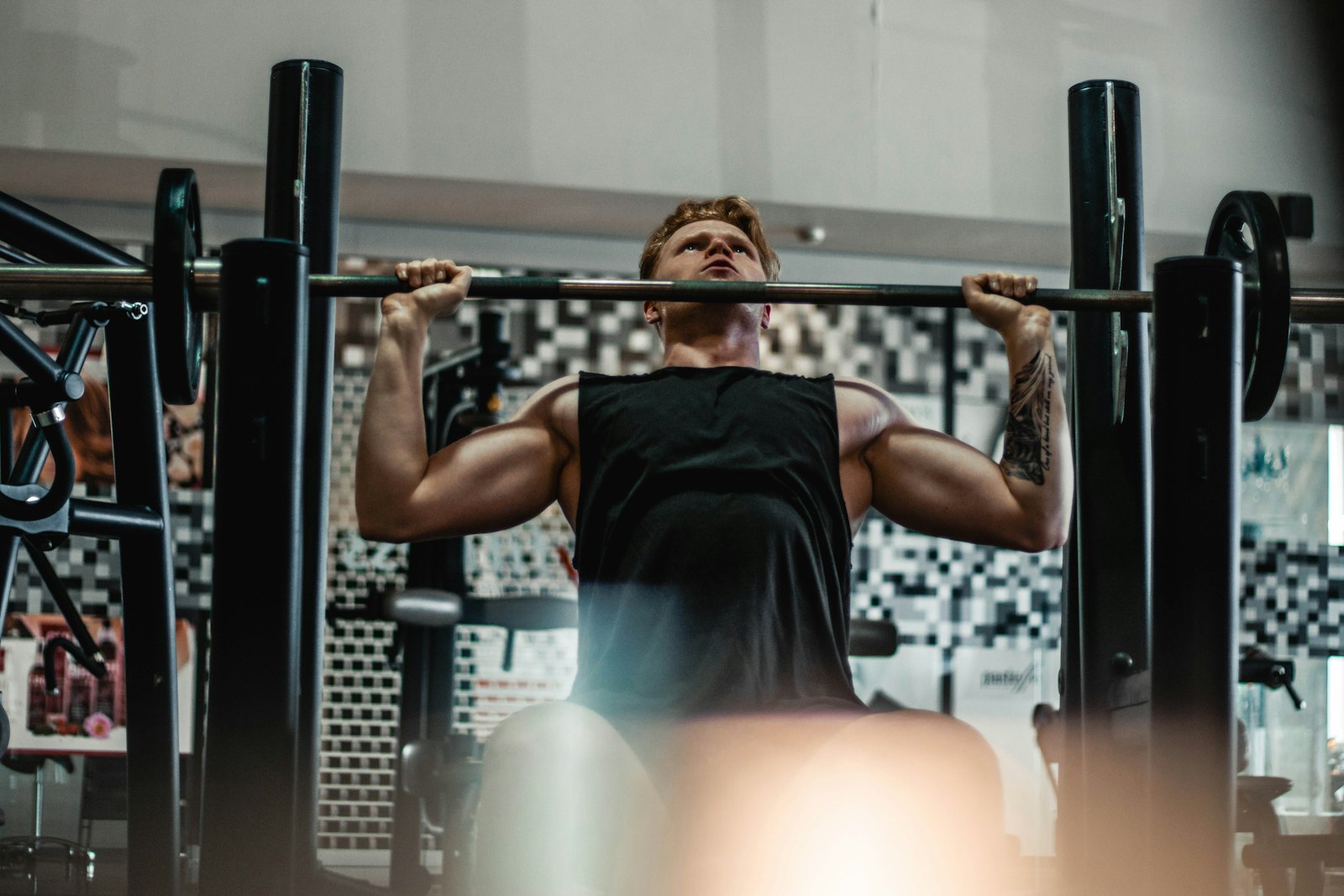 Travail à la barre au rack