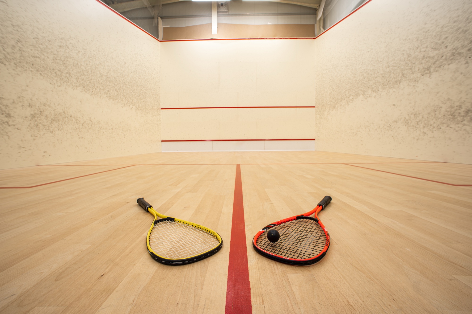 Deux raquettes et une balle sur le court de squash de La Salle